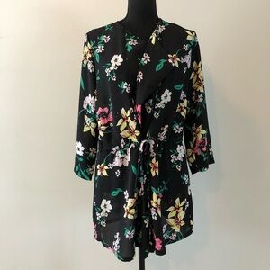 Women’s Trendsetter Black Floral Wrap Tie Front Style top size S